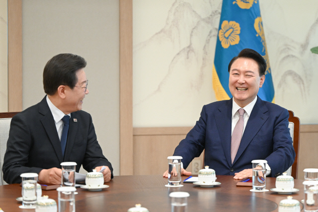 윤석열 대통령과 더불어민주당 이재명 대표가 29일 서울 용산 대통령실 집무실에서 영수회담을 하고 있다. 대통령실 제공